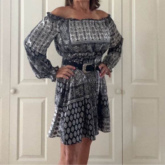 Guess Dresses & Skirts - Guess off the shoulder dress